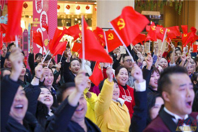 冷知识分享平台我家有一只京巴狗,因为我家住的靠近马路边为了它的安全平时总是关在笼子里,偶遇放它出去玩会,让你发现惊人的冷门知识