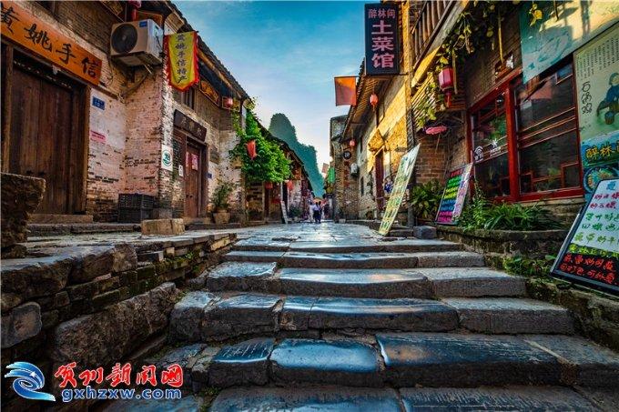 饭店老板为上百人次提供免费食宿，怎样看待老板的做法？你会这样做吗？