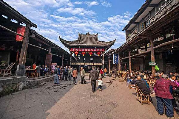 逃离废弃高校